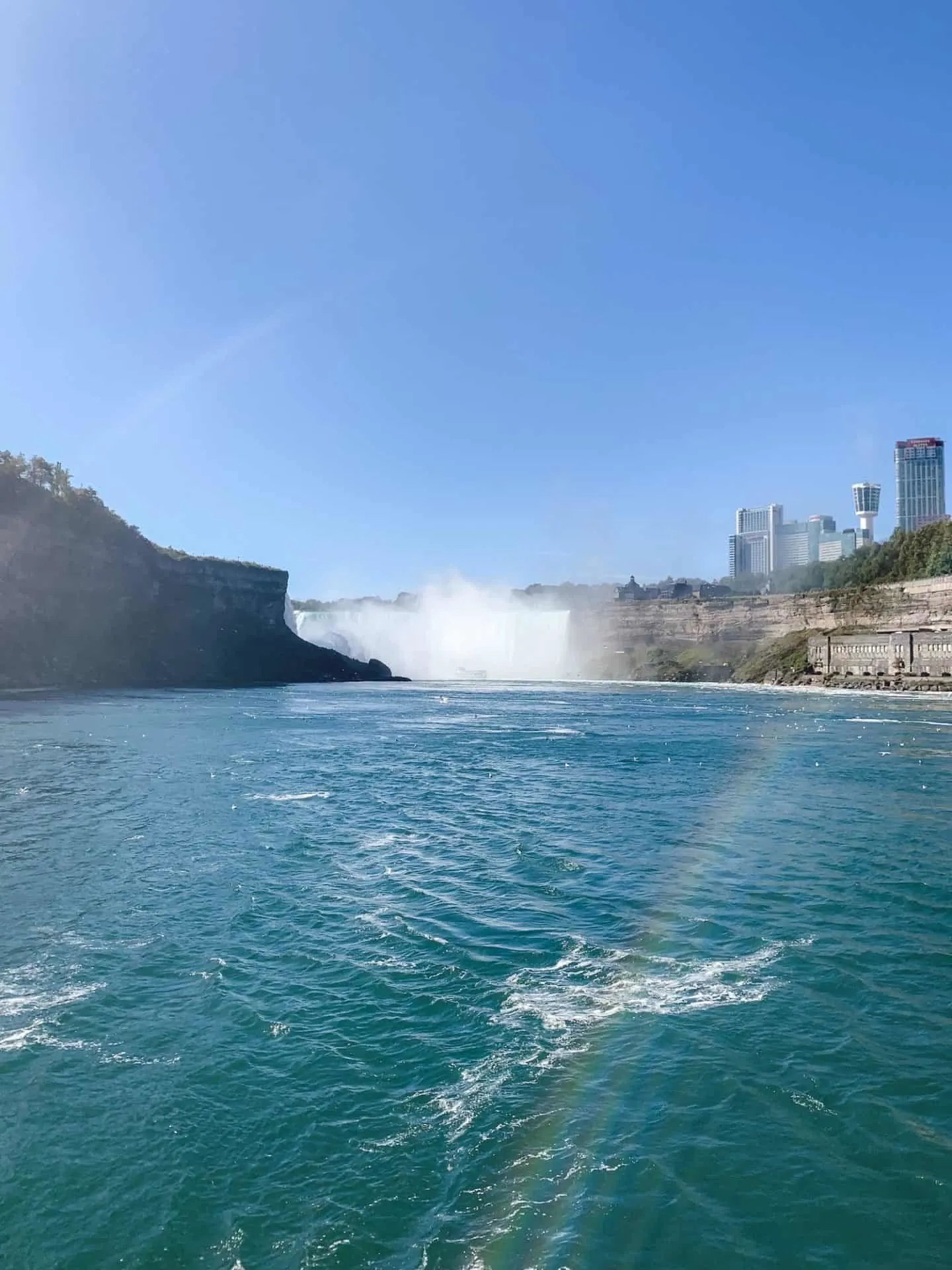 How to spend a weekend in Niagara Falls, Ontario | guide to a weekend getaway in Niagara Falls on the Canadian side | what to do around Horseshoe Falls in autumn | best things to do around Niagara Falls during the fall | Diary of a Toronto girl, a Canadian lifestyle blog