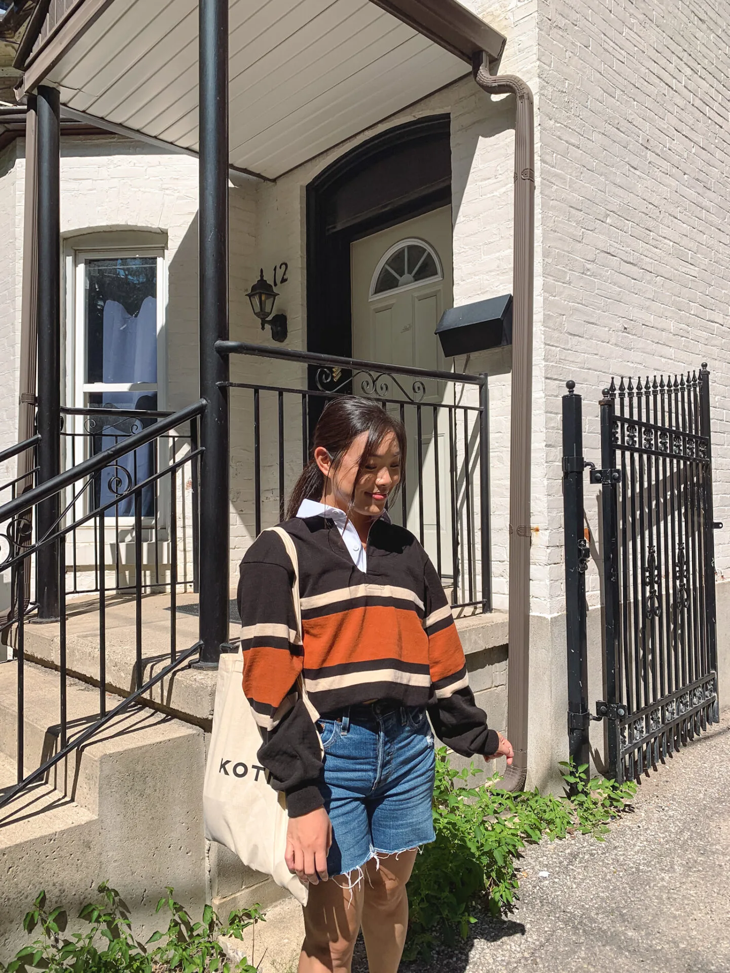 Fall outfit (Kotn rugby shirt, Levi's 501 mid thigh denim shorts) in Toronto