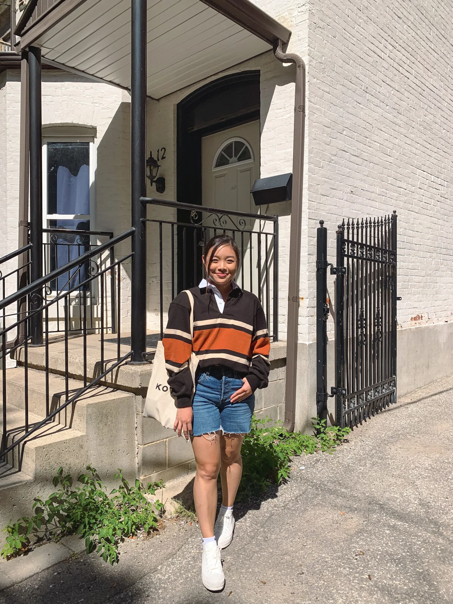 Fall outfit (Kotn rugby shirt, Levi's 501 mid thigh denim shorts, Converse platform sneakers) in Toronto